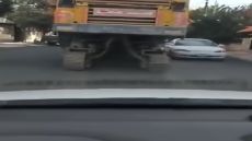 آلية ثقيلة تسير على شارع في أيدون تم تعبيده قبل أسبوع