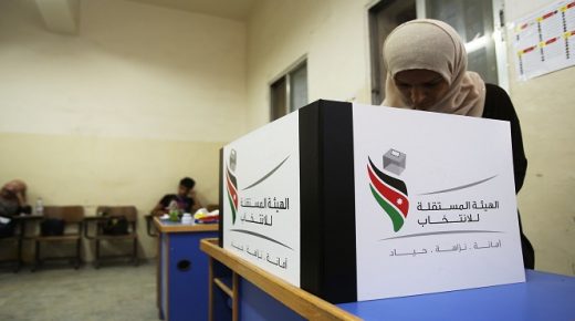 AMMAN, JORDAN - SEPTEMBER 20: Jordanian people vote at a polling station during the parliamentary elections in Amman, Jordan on September 20, 2016. (Photo by Salah Malkawi/Anadolu Agency/Getty Images)