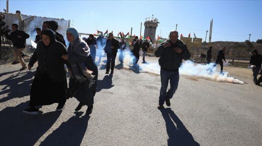 اختناق عشرات الفلسطينيين إثر مواجهات مع جيش إسرائيل جنوبي الضفة