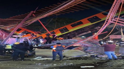 قتلى وعشرات الإصابات بانهيار جسر في المكسيك