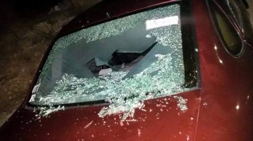 ضبط أشخاص ظهروا بمقطع فيديو يحطمون مركبة إثر مشاجرة في عمان