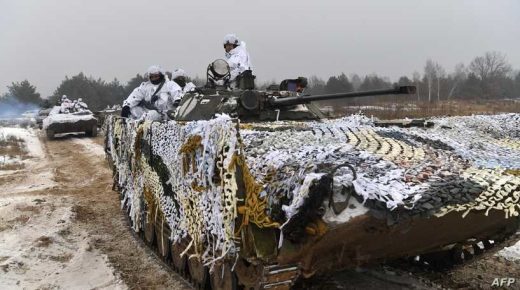 Ukrainian servicemen take part in brigade tactical exercises with combat shooting near Goncharivske willage, Chernihiv region, not far from the border with Russia on December 3, 2018. - Tensions between Ukraine and Russia rose on November 25, when Russian forces seized three Ukranian navy vessels and their crew. Ukraine imposed martial law for 30 days in 10 regions that border Russia, the Black Sea and the Azov Sea on November 28. (Photo by Sergei SUPINSKY / AFP)