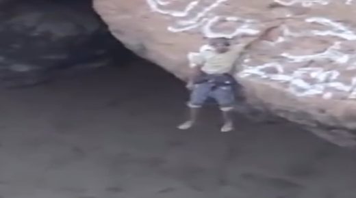 فيديو/ مقطع مرعب لشاب يمني يمشي على فوهة بركان
