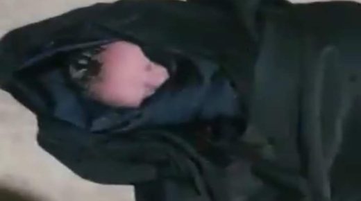 بالفيديو |العثور على مولود رضيع ملقى على جانب الطريق في الرمثا