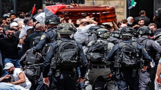 الفلسطينيون يشيعون جثمان شيرين أبو عاقلة في جنازة مهيبة تابعها العالم