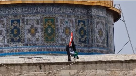 شاهدوا : رفع العلم الأردني على قبة الصخرة