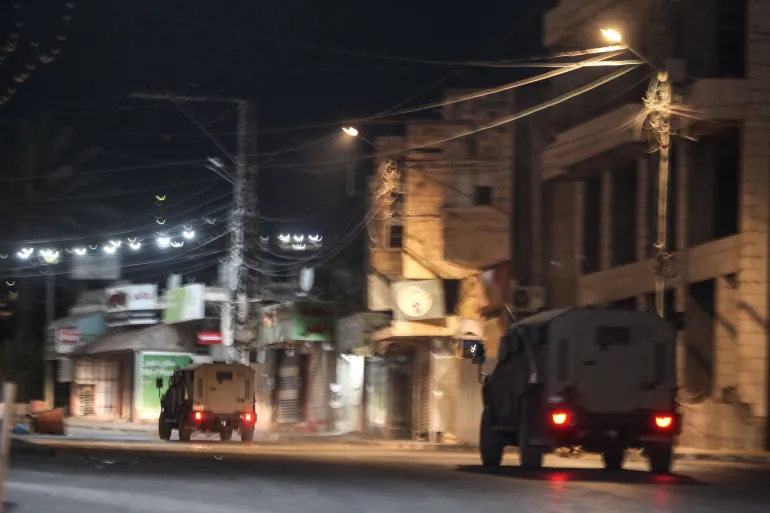 الاحتلال يحرق منازل في جنين وطولكرم ويواصل الاعتقالات بالضفة 