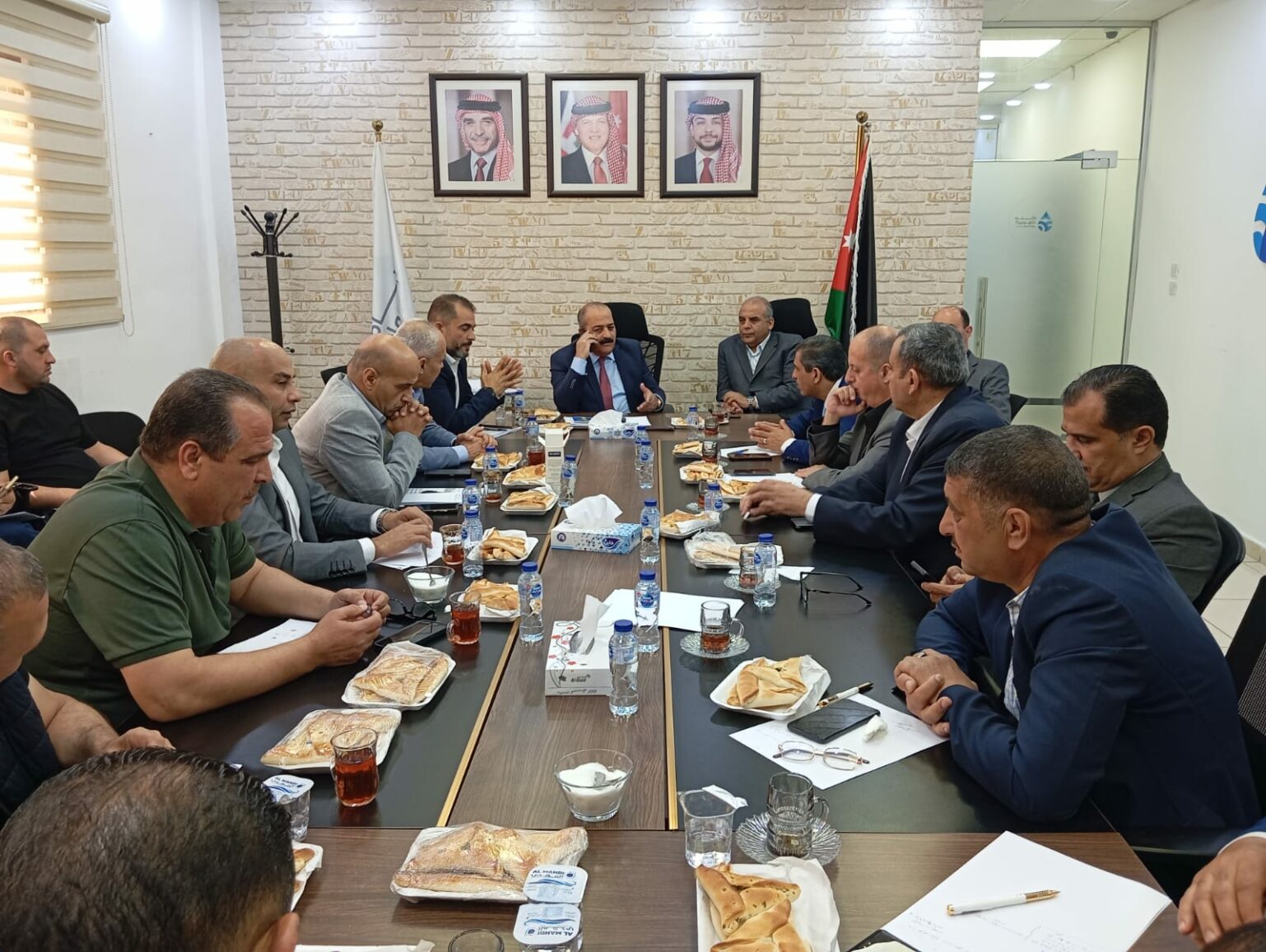 محافظ إربد يترأس اجتماعا تنسيقيا لمواجهة التحديات المائية في الشمال 