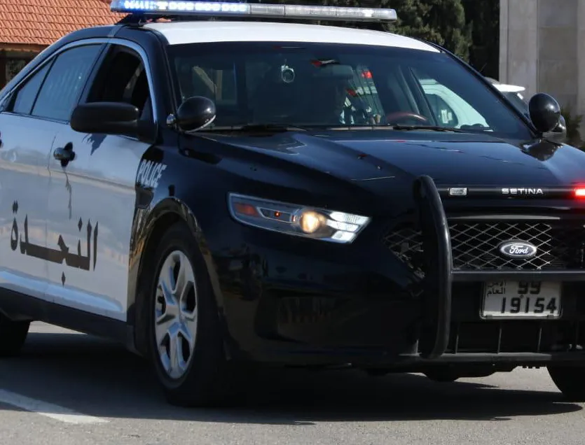 الأمن العام: إلقاء القبض على شخص ظهر في مقطع فيديو يطلب مبلغاً مالياً (يشحد)من أحد السّيّاح في محافظة العقبة 