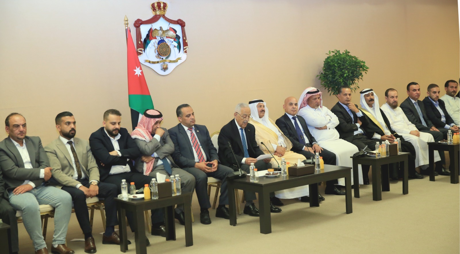 العيسوي يلتقي وفداً من عشائر الدعجة في الديوان الملكي 