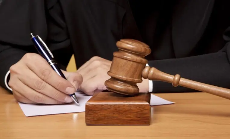 نائب عماني يخسر قضية ب 2.5 مليون دولار امام شركة مطاعم اجنبية 