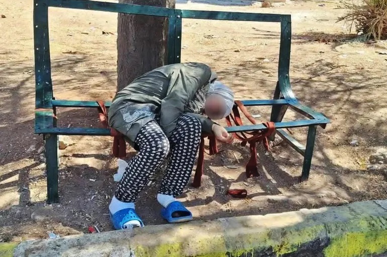 صورة امرأة تفارق الحياة وحيدة على مقعد حديقة بحلب تهز منصات التواصل 