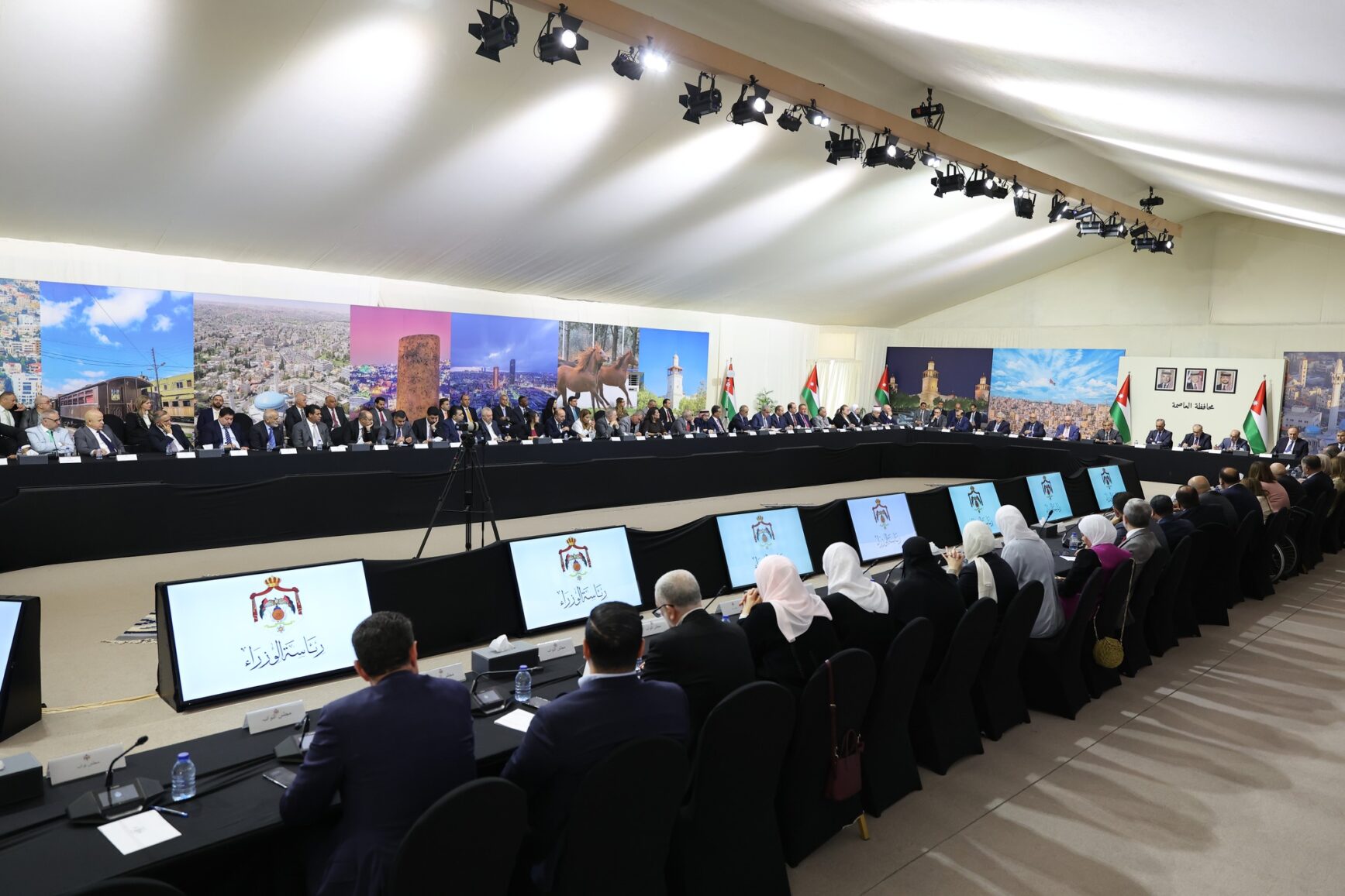 الحكومة تنوي إرسال مشاريع قوانين الضمان وضريبة الأبنية والإدارة المحلية للنواب  الحكومة تنوي إرسال مشاريع قوانين الضمان وضريبة الأبنية والإدارة المحلية للنواب