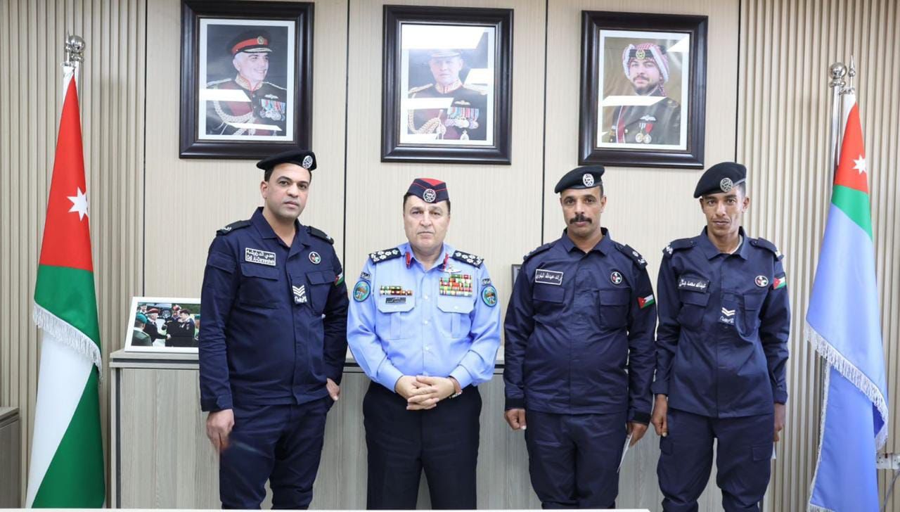 تكريم طاقم دورية نجده انقذ سيدة وأطفالها من داخل مركبة تعرضت للاشتعال في محافظة المفرق 