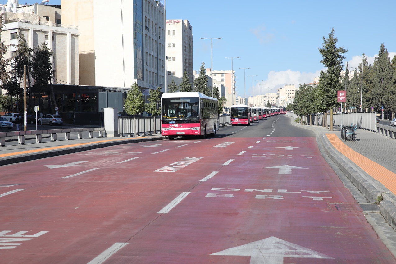 تزويد 291 حافلة ضمن حدود أمانة عمّان من أصل 350 بأنظمة نقل ذكية 