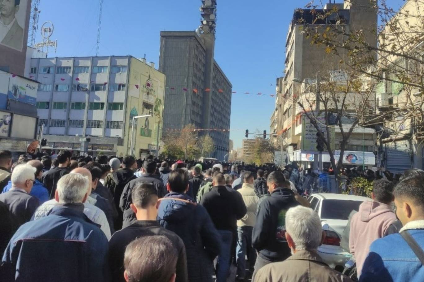 اتساع رقعة الاحتجاجات وإضرابات واسعة للتجار في عدة مدن بإيران 