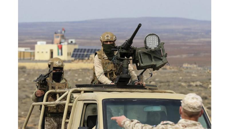 الجيش يتعامل مع جماعات تهريب أسلحة ومخدرات على الواجهة الشمالية 