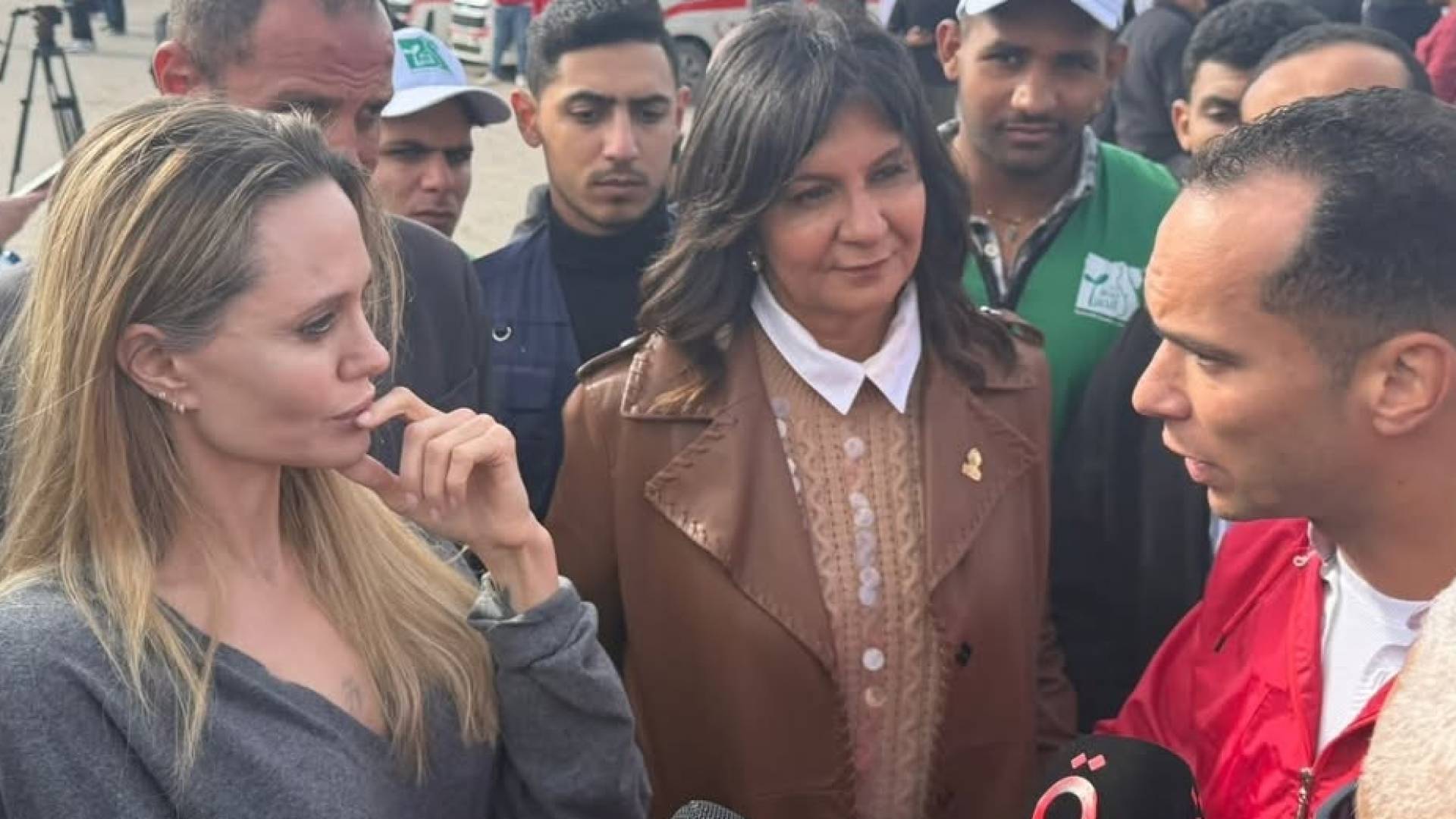 أنجلينا جولي تتفقد جهود الإغاثة عند معبر رفح وتزور جرحى غزة 