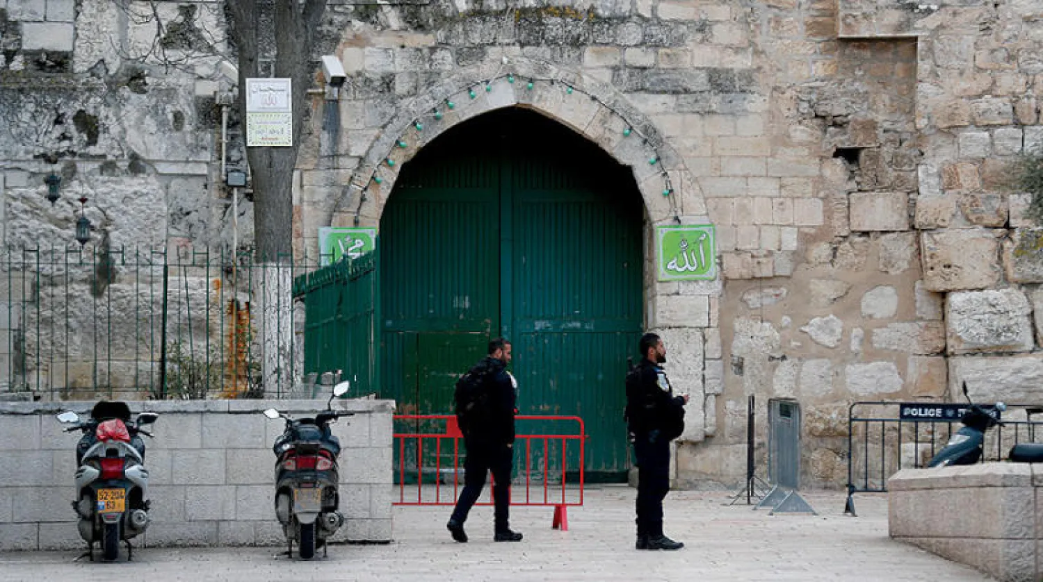 الاحتلال يواصل إغلاق الأقصى واعتقالات واسعة في الضفة الغربية 