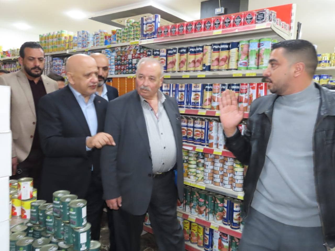 العين خليل الحاج توفيق والمهندس جوينات وعودة ومديرية صناعة وتجارة مادبا يتفقدون أسواق مدينة مادبا والإطلاع على واقع الحركة التجارية 