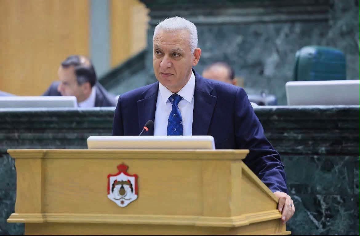العودات يعترف بوجود فراغ قانوني في مجالس الأمناء.. والعموش تحت القبة: من يتحمل المسؤولية وأين عقل الحكومة؟ 