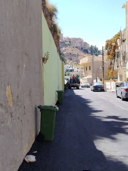 بلدية الكرك الكبرى تباشر استبدال البراميل القديمة بحاويات بلاستيكية جديدة في أحياء المدينة 