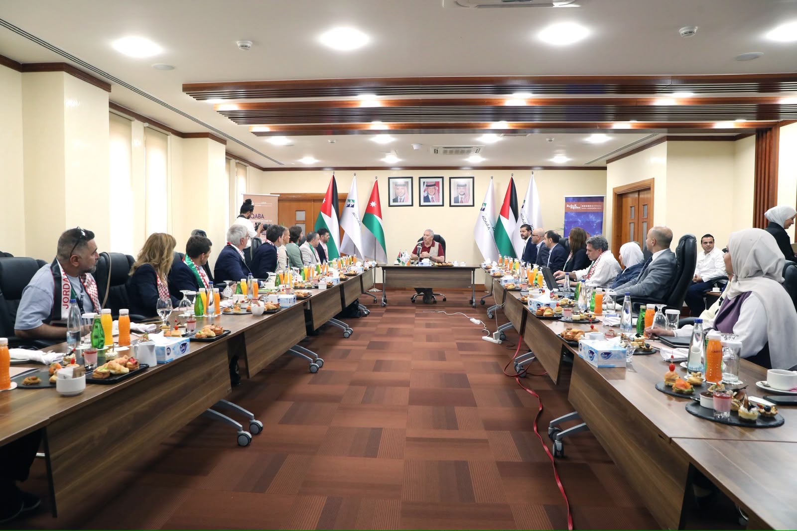 وفد إسباني يبحث إقامة بطولة بادل دولية وفرصاً استثمارية في العقبة 