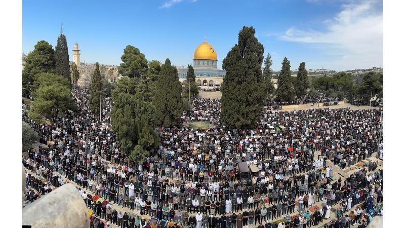 عشرات الآلاف يؤدون صلاة الجمعة في الأقصى رغم إجراءات الاحتلال 