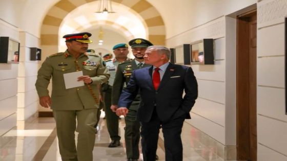 الملك يبحث مع رئيس أركان القوات البرية الباكستانية توسيع التعاون الدفاعي