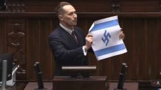 نائب بولندي يهاجم إسرائيل في البرلمان ويستخدم رمزا نازيا
