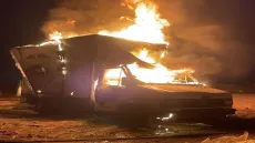 في ليالي رمضان.. مستوطنون يحرقون منازل ومركبات الفلسطينيين بالخليل