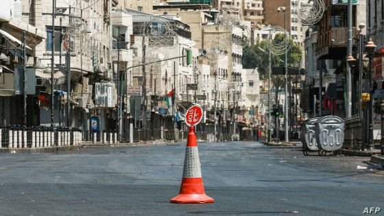This picture taken on August 28, 2020 shows a view of traffic cone topped with a small stop sign in the middle of an empty road during a COVID-19 coronavirus pandemic curfew in Jordan's capital Amman. - Jordan on August 28 started imposing a full curfew in Amman and Zarqa, 23 kilometres north-east of the capital, after a hike in the number of coronavirus cases. The country also cancelled the 2020 edition of the annual Jerash Festival of Culture and Arts. (Photo by Khalil MAZRAAWI / AFP)