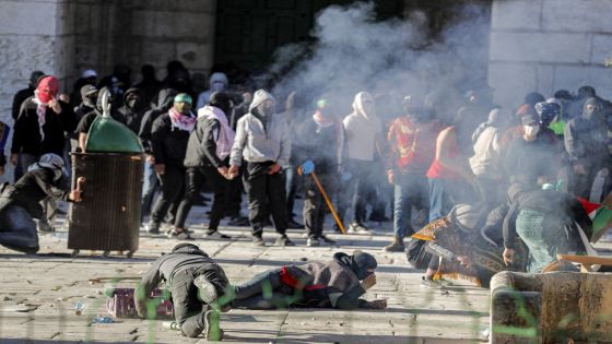 Palestinian demonstrators clash with Israeli police at Jerusalem's Al-Aqsa mosque compound on April 15, 2022. (Photo by AHMAD GHARABLI / AFP)