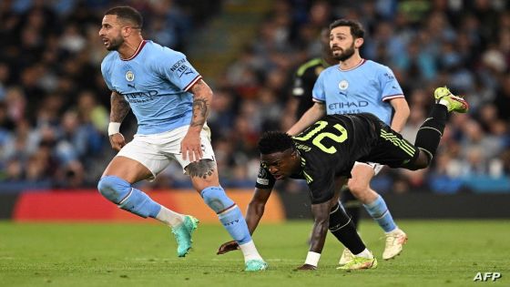 Real Madrid's Brazilian forward Vinicius Junior (C) falls to the pitch after a challenge from Manchester City's English defender Kyle Walker (L)vies with during the UEFA Champions League second leg semi-final football match between Manchester City and Real Madrid at the Etihad Stadium in Manchester, north west England, on May 17, 2023. (Photo by Paul ELLIS / AFP)