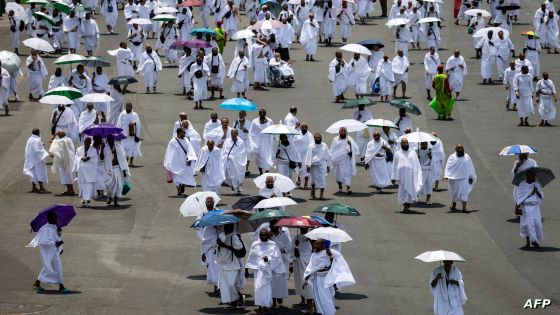 Muslim pilgrims arrive at the Mina tent camp during the annual Hajj pilgrimage near the holy city of Mecca on June 14, 2024. More than a million Muslim pilgrims started the hajj pilgrimage on June 14, against the grim backdrop of the Gaza war and in exhausting summer heat. (Photo by FADEL SENNA / AFP)