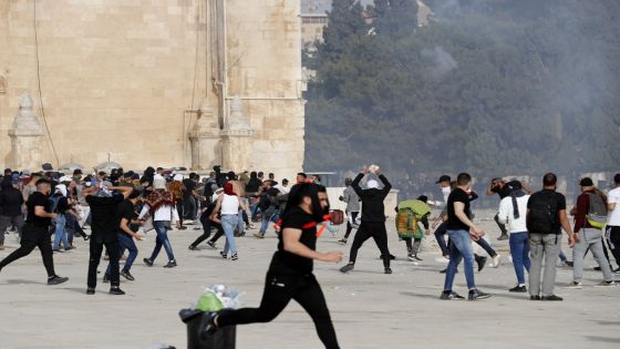 Palestinians clash with Israeli security forces at Jerusalem's Al-Aqsa mosque compound on May 10, 2021, ahead of a planned march to commemorate Israel's takeover of Jerusalem in the 1967 Six-Day War. (Photo by Ahmad GHARABLI / AFP)