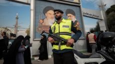 الشرطة الإيرانية تحذر من التظاهر ضد النظام: أصابعنا على الزناد