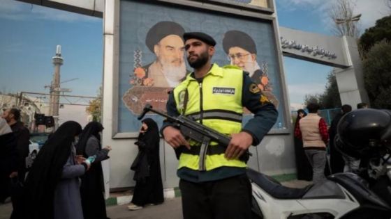 الشرطة الإيرانية تحذر من التظاهر ضد النظام: أصابعنا على الزناد