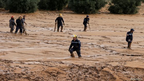 Civil defense members look for missing persons after rain storms unleashed flash floods, in Madaba city, near Amman, Jordan, November 10, 2018. REUTERS/Muhammad Hamed