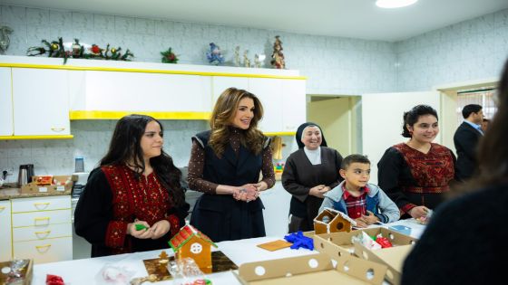 الملكة تشارك أطفالا احتفالهم بعيد الميلاد في جمعية مار منصور الخيرية