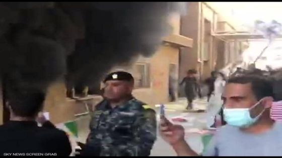 موالون للحشد الشعبي يحرقون مقار الديمقراطي الكردستاني ببغداد