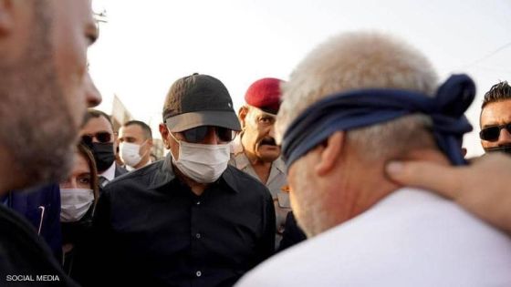 رئيس الوزراء العراقي وجها لوجه مع قاتل مدير بلدية كربلاء