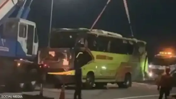 مقتل 15 شخصا وإصابة آخرين في حادث انقلاب حافلة سياحية بشرق إندونيسيا