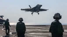 ترامب يتلقى إحاطات حول خيارات عسكرية لضرب إيران