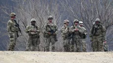 واشنطن تعزز قواتها وتدرس ضربات عسكرية أو عملية برية ضد إيران