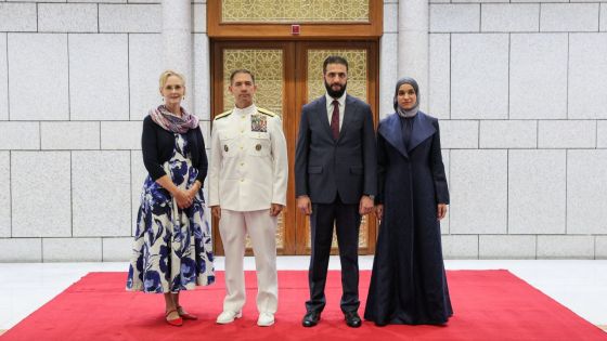 الشرع وعقيلته يستقبلان قائد القيادة المركزية الأمريكية وعقيلته في دمشق