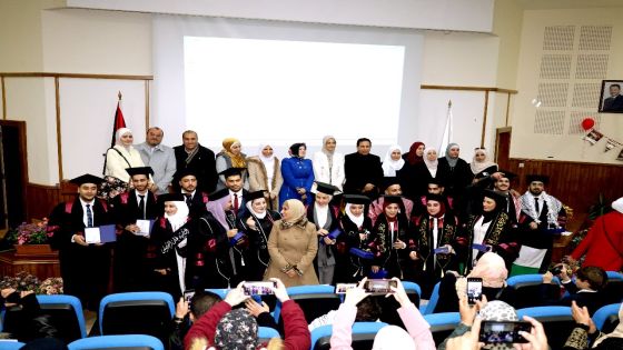 خريجو كلية التمريض في جامعة فيلادلفيا يؤدون قسم المهنة‎‎