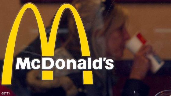 في احدى الدول موظفة #ماكدونالدز تفعل شيء مقزز قبل تقديم “البطاطس المقلية”