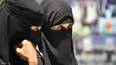 أستراليا توجه تهم استعباد امرأة ودعم داعش لسيدتين عادتا من سوريا