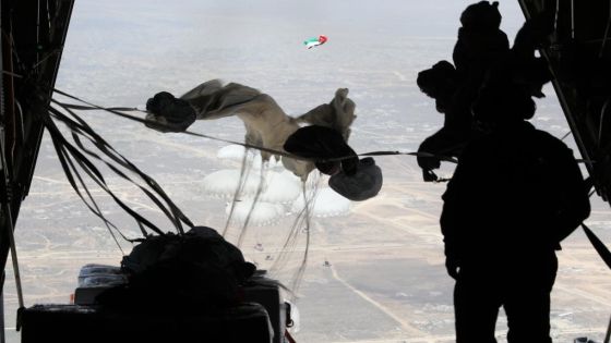 القوات المسلحة تنفذ إنزالين جويين لإيصال المساعدات الإنسانية إلى غزة بمشاركة الإمارات